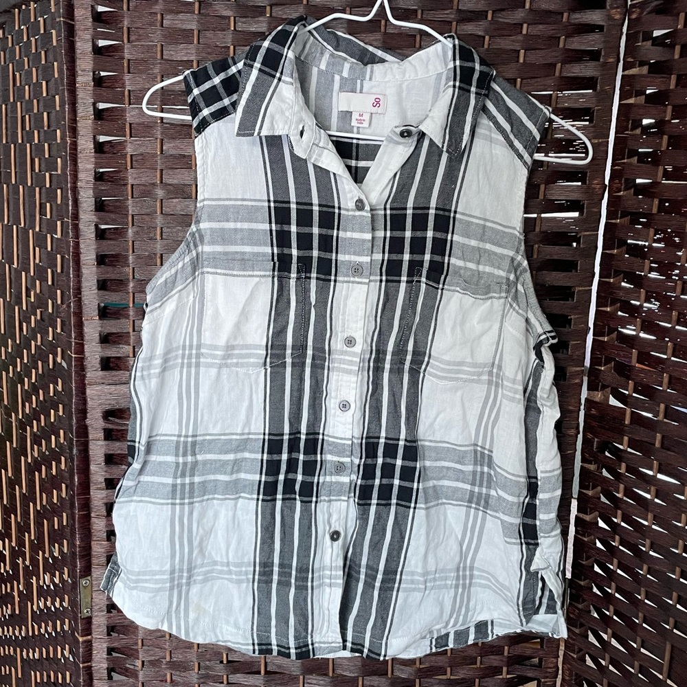 SO Black and White Sleeveless Button Up Collared Shirt - Size Juniors Medium